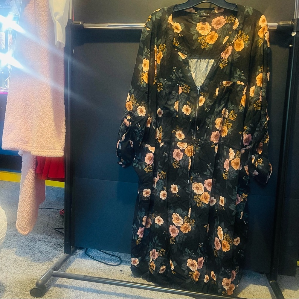 Torrid Mini Black and Floral Zip Front Shirt Dress 3/4 roll tab sleeves size 4 - Picture 5 of 8